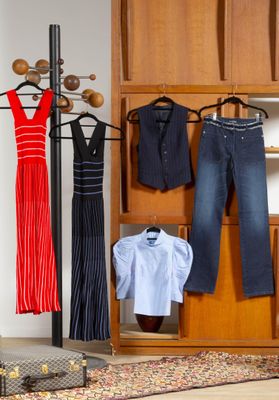 un portant sur lequel sont suspendus des vêtements et un pantalon