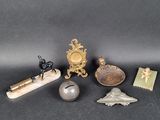 Plusieurs types d'objets métalliques sont exposés sur une surface noire