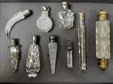 un grand nombre d'objets en verre posés sur une table