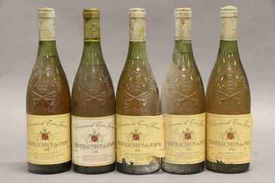 quatre bouteilles de vin sont alignées