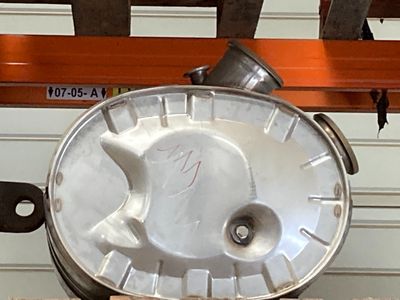 une photo d'un objet métallique posé sur une étagère dans un magasin