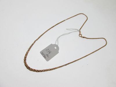 gros plan d'un collier auquel est attachée une étiquette