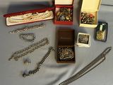 beaucoup de bijoux posés sur une table