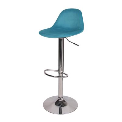 un gros plan d'un tabouret de bar bleu sur fond blanc