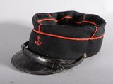 une image représentant un chapeau noir avec une ligne rouge autour du bord