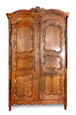 une image représentant une armoire en bois dont les portes sont ornées de sculptures élaborées