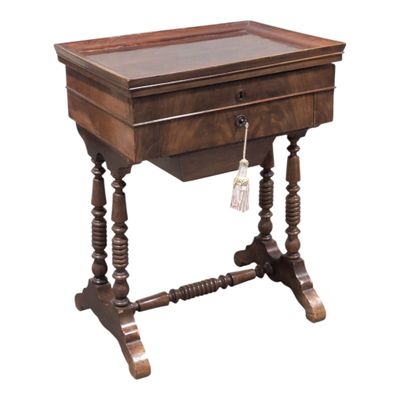 TABLE TRAVAILLEUSE en acajou et acajou flammé, ouvrant par u…