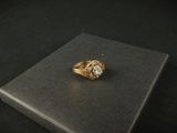 gros plan d'une bague en or sur une surface noire