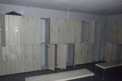 de nombreux casiers dans la pièce, avec des bancs et des bancs