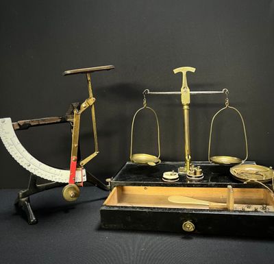 une balance posée sur une caisse en bois