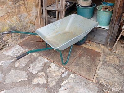 une brouette qui se trouve devant un immeuble