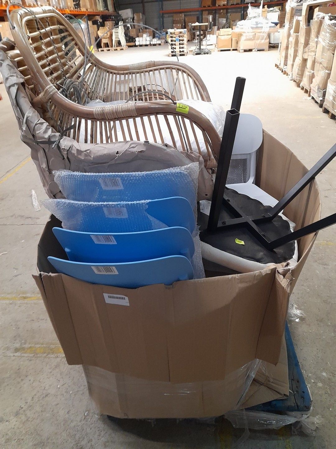 LOT VARIE DE CHAISES ET BABLES BASSES (VALEUR DE L ENSEMBLE ENVIRON 350 €) COMPOSE DE : - 4 CHAISES DE SALON (PRIX UN...