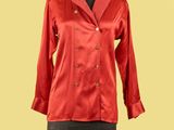 une photo d'une veste rouge pour femme sur un mannequin