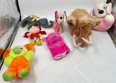 316 / CH-A1 / Lot de 7 diverses peluches colorées comp…