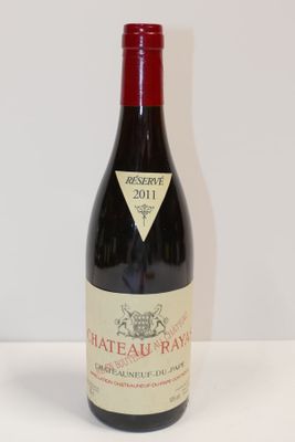 une bouteille de vin posée sur une table