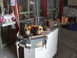 une machine qui se trouve à l'intérieur d'un bâtiment