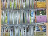 beaucoup de cartes sur la table