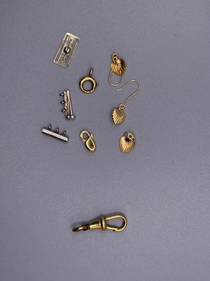 une paire de ciseaux, une paire de boucles d'oreilles et une paire de ciseaux