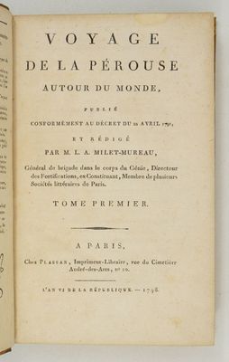 un livre ouvert sur une surface blanche avec un titre en noir et blanc