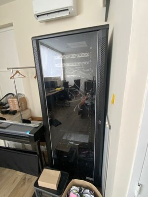 un grand miroir dans le coin d'une pièce