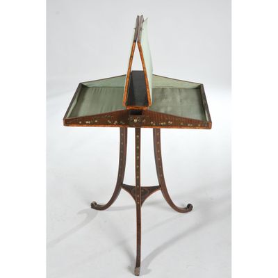 TABLE A OUVRAGE FORMANT PUPITRE à base tripode en placage de…