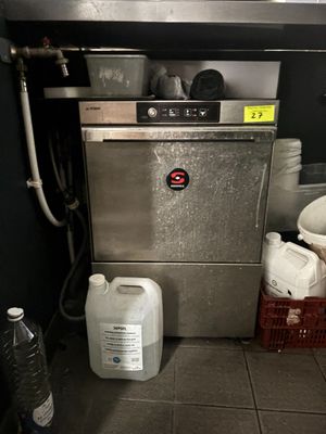 une photo d'une cuisine avec un lave-vaisselle et beaucoup de vaisselle