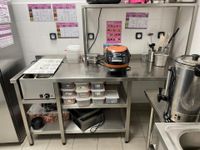 Importante table inox comprenant un bain marie inox et une é…