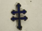 une petite croix bleue sur un fond blanc