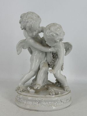 une statue représentant deux enfants en train de jouer ensemble