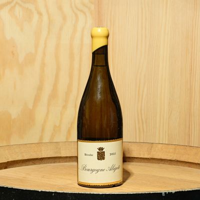 une bouteille de vin posée sur un tonneau