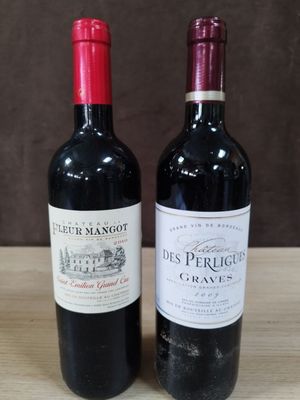 deux bouteilles de vin rouge posées sur une table en bois