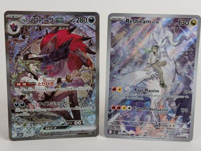 Deux cartes de types différents sont représentées sur une surface blanche