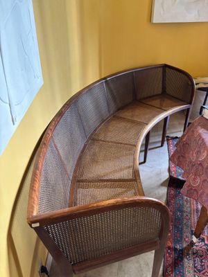 une photo d'un banc en bois incurvé dans un salon