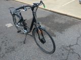 un vélo garé au bord de la rue