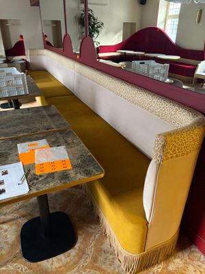 une table avec un miroir et un banc dans une pièce