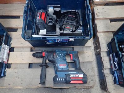 une caisse bleue contenant des outils, posée sur une palette