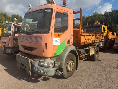 un camion orange garé sur un parking