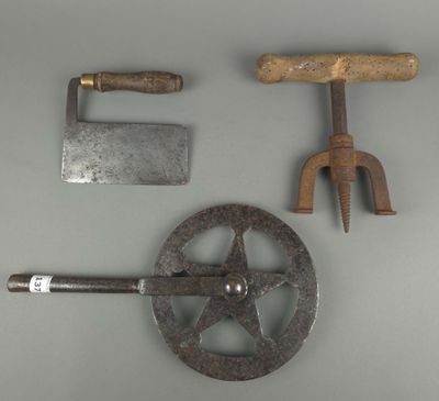 Trois types d'outils différents sont présentés sur une surface grise