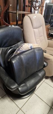 deux fauteuils inclinables assis dans une pièce