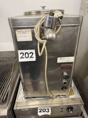 une machine posée sur une table