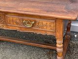 une table en bois surmontée d'un tiroir
