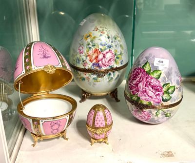 une vitrine sur laquelle sont disposés divers objets décoratifs
