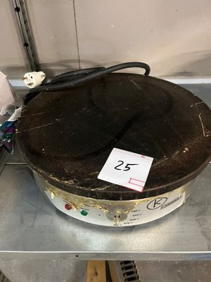 une photo d'une poêle posée sur une table, avec une étiquette de prix
