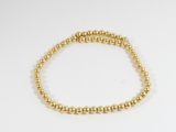 un bracelet orné de perles dorées sur fond blanc