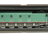 un petit train dans une boîte posée sur une surface blanche