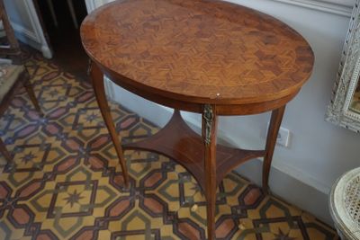 une petite table avec un plateau en bois dans une pièce