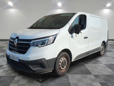 la camionnette blanche est garée sur le sol en damier d'une pièce