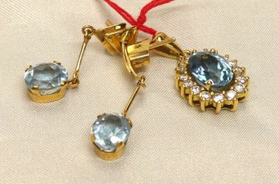 a picture of a pair of earrings that are on a table