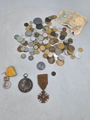 beaucoup de pièces et de médailles sur la table