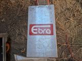 une boîte métallique sur laquelle figure un logo rouge représentant le virus Ebola